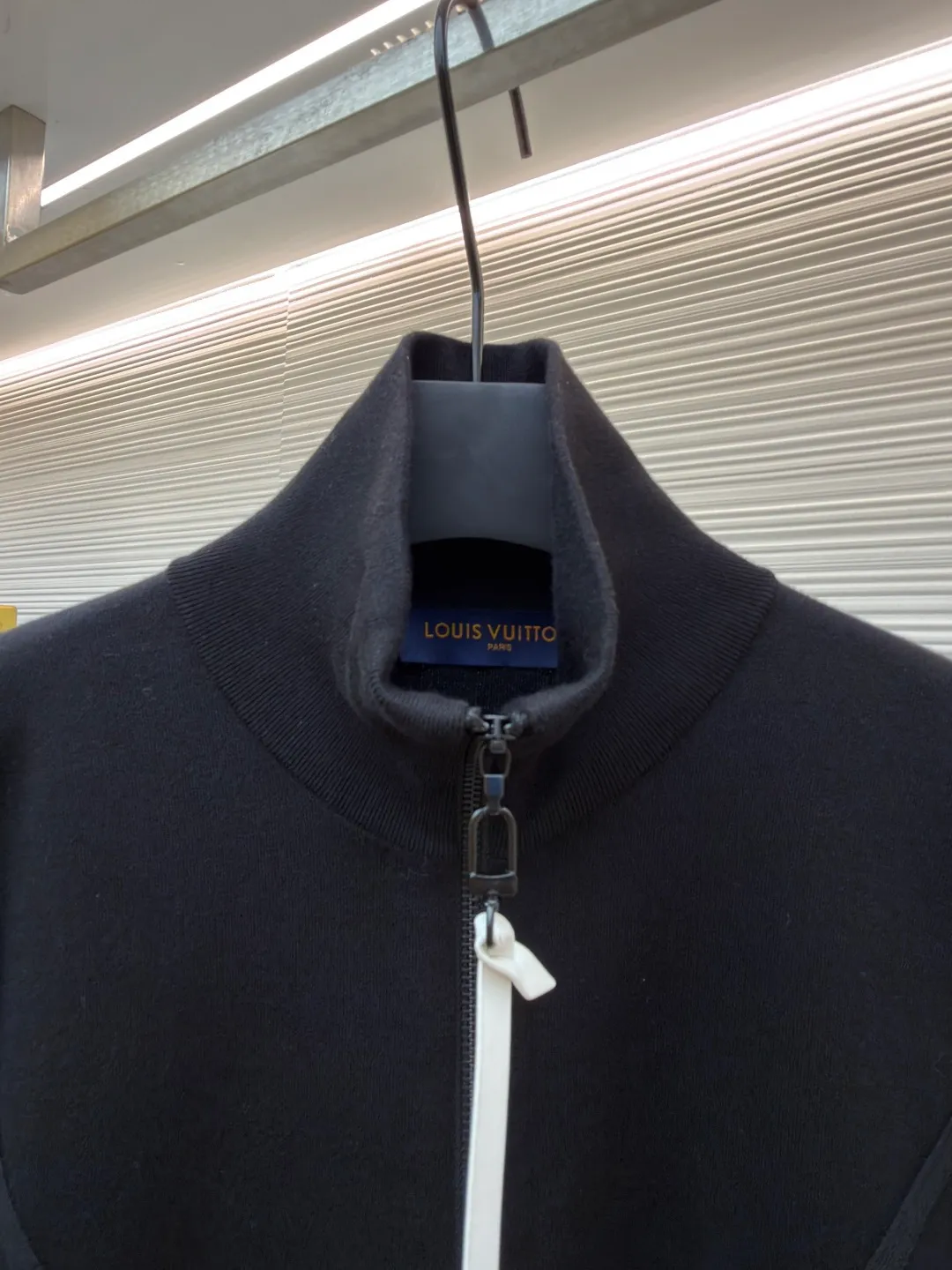 LOUIS VUITTON Monogram element knitted zipper jacket ●Original version: 33000 purchased and developed ●Item number: 1681591-C80 ●Fabric: cotton fabric ●Technology: knitted ●Color: black ●Version: Fitted version ●Weight: about 605 grams ●Size: S-M-L-XL ●Description: This black jacket is made of high-density cotton blended fabric, which feels thick and crisp, and is both soft and wear-resistant. The stand-up collar design and metal zipper are both warm and neat. The classic presbyopia pattern on the sleeves uses fine jacquard technology, and the pattern is three-dimensional and clear, highlighting brand recognition. The body is designed for a loose fit and has a smooth cut for comfort and freedom of movement. There are large pockets on both sides of the front placket, taking into account both practicality and decoration. The inside of the collar and cuffs are double-line reinforced to enhance durability. The brand logo on the chest uses precision embossing technology, and the surface is multi-layered to give it a uniform luster, which contrasts sharply with the black fabric. The inside is neatly hemmed with no excess threads, reflecting the exquisite sewing craftsmanship. The overall design is simple and elegant, with exquisite details. From fabric selection to hardware accessories, every aspect reflects the pursuit of quality. It is an ideal choice for daily wear and outdoor travel. The overall wiring is straight and delicate, the fabric is comfortable and soft, and the color is consistent without color difference. It can be matched with the same style to create a fashionable look and control various occasions. Customized accessories, complete with three standards, same style for men and women!